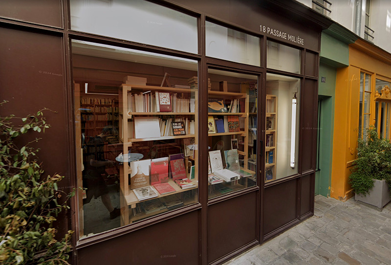 Vitre de la librairie EXC passage Molière à Paris