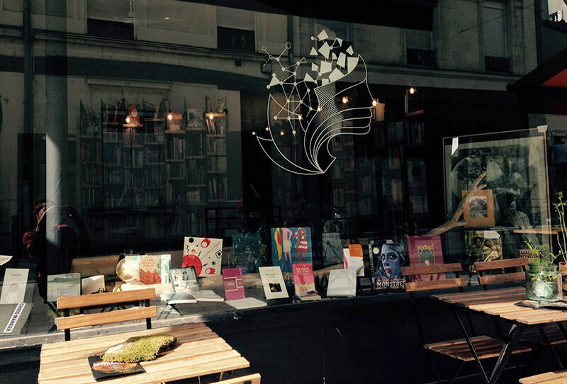 La vitrine de la librairie Myriagone à Angers