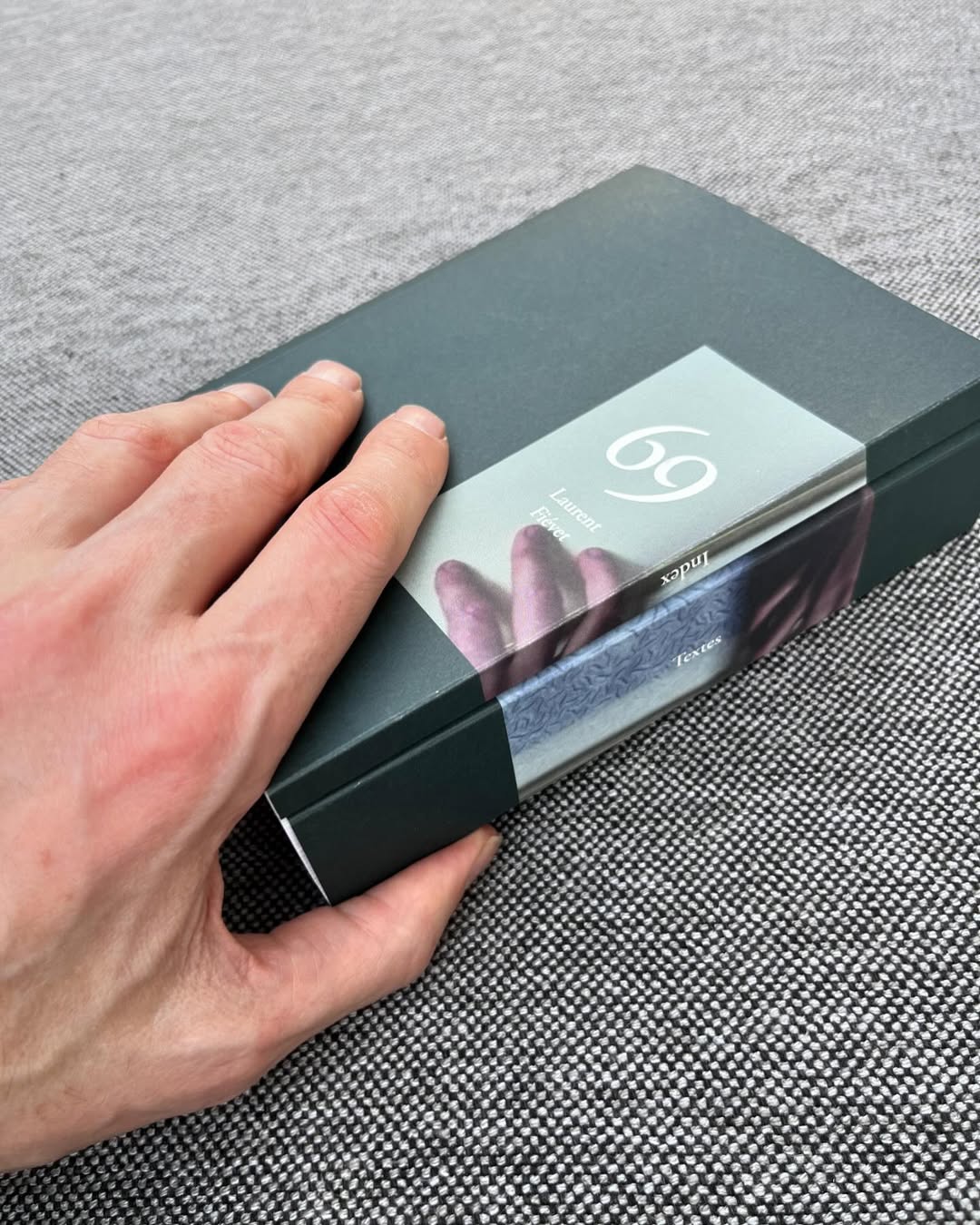 Une main posée sur l'ouvrage de 69 de Laurent Fiévet