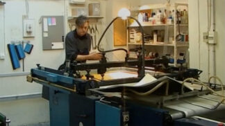 Capture d'écran du film sur l'impression de sérigraphies de Monique Frydman à l'atelier d'Éric Seydoux