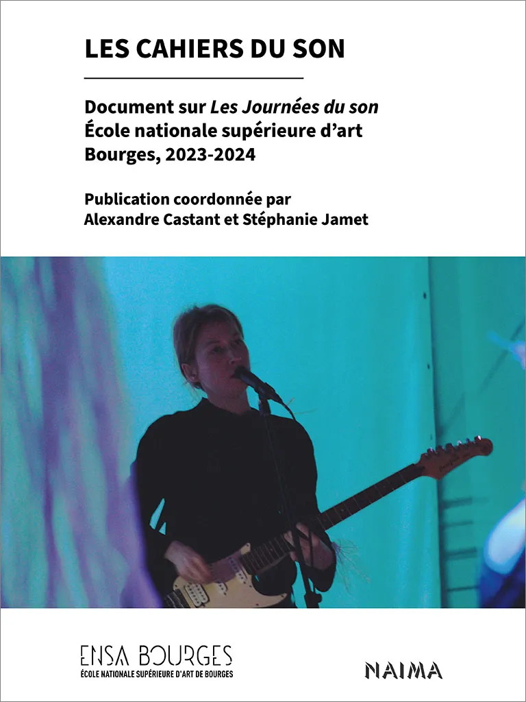 Couverture du livre Les cahiers du son 2025. Image d'illustration, Katya Shirshkova avec sa guitare lors de la performace "Autotune", Les Journées du son, École nationale supérieure d’art de Bourges, 2024.