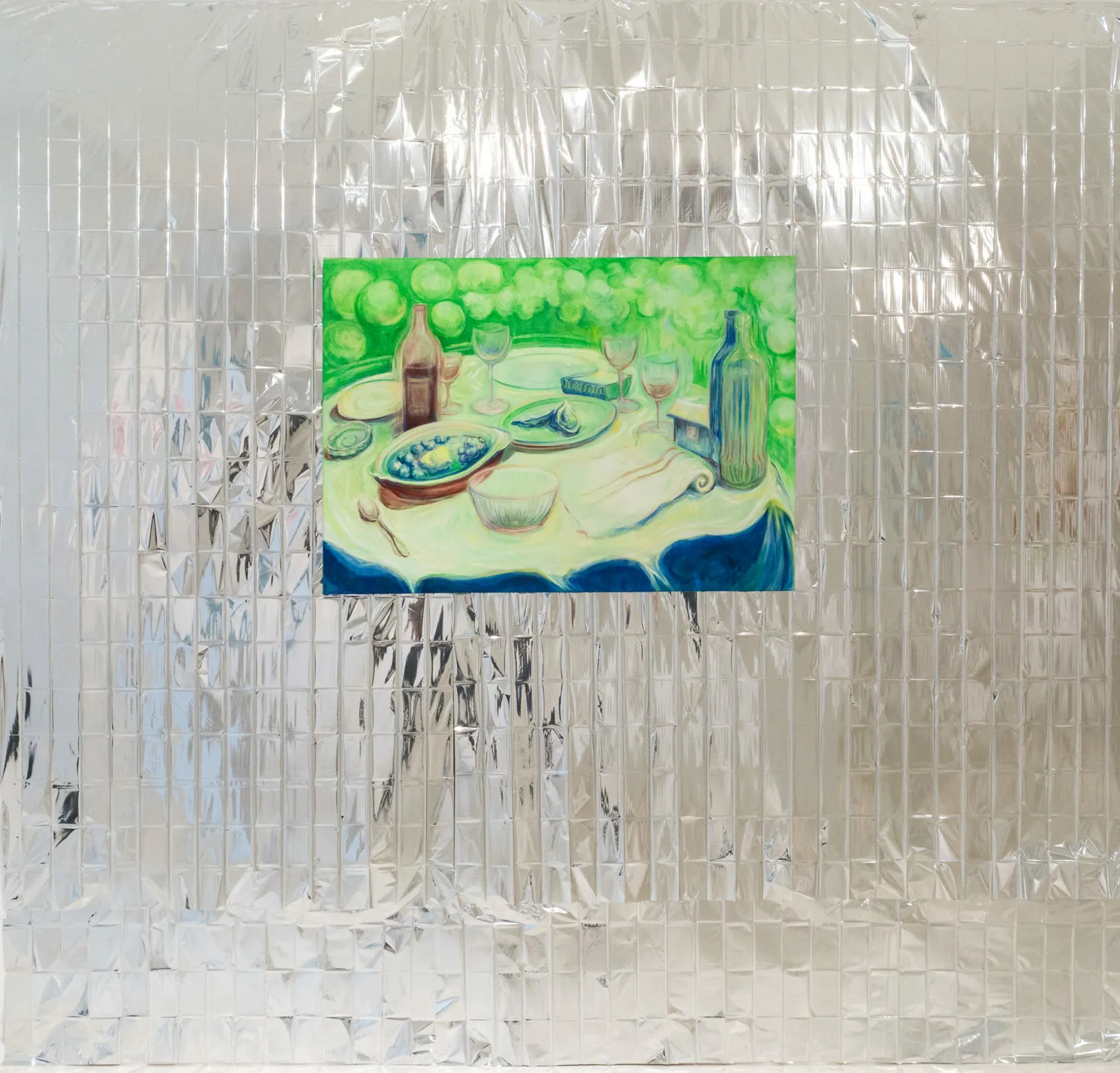 Peinture de Caroline Delétoille accrochée sur un mur recouvert d'une couverture de survie argent dans l'exposition Sensation Quantique