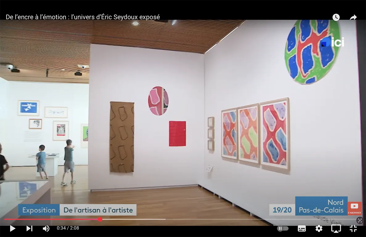 Capture d'écran du reportage France 3 sur l'exposition Éric Seydoux au musée Henri Matisse du Cateau-Cambrésis. Des enfants dans une grande salle d'exposition.