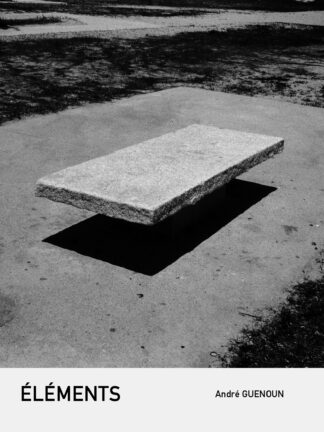 Couverture du livre de photographies noir et blanc "Éléments" d'André Guenoun. Un paysage urbain, une table en pierre et son ombre.