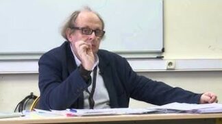 Albert Piette donne un cours d'anthropologie dans le film "Réellement douze heures".