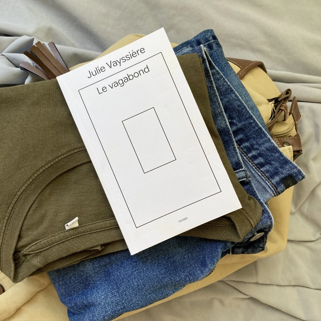 Le livre Le Vagabond de Julie Vayssiere posé sur des vêtements et un sac