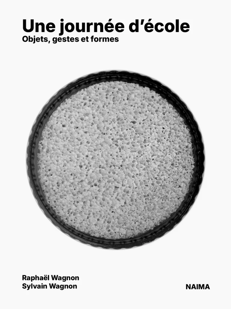 Couverture du livre 'Une journée d'école : Objets, gestes et formes' de Raphaël Wagnon et Sylvain Wagnon, éditions Naima, représentant une éponge d'ardoise.